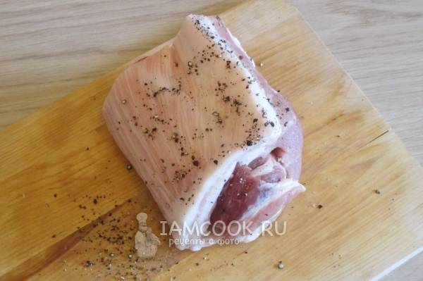 Рулет из свиной грудинки в луковой шелухе — рецепт с фото пошагово