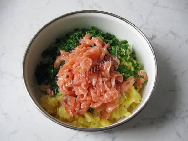 Свежий салат с соленой рыбой, рецепт приготовления