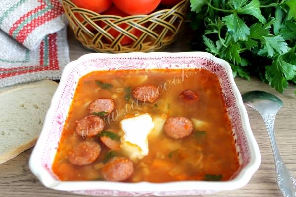 Томатный суп с колбасой и фасолью
