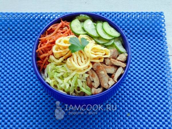 Кукси ( лапша с бульоном,мясом и овощами по-корейски)