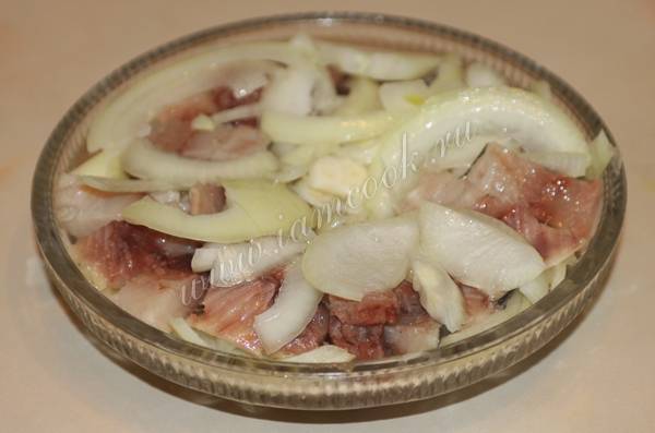Селедка с картошкой и маринованным луком в бальзамическом уксусе