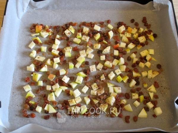 Выложить на противень яблоки и изюм