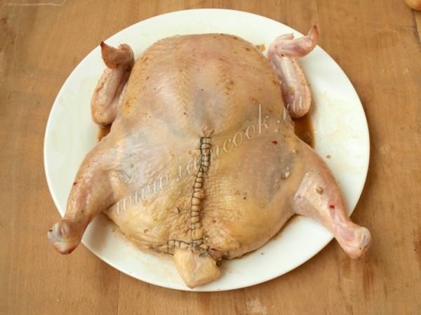 Курица, запеченная в духовке целиком с хрустящей корочкой — лучшие рецепты