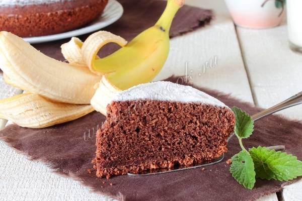 Шоколадный пирог в мультиварке с бананом и вишней