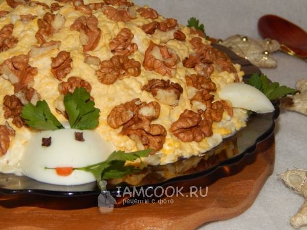 Слоеный куриный салат с грецкими орехами «Черепаха»