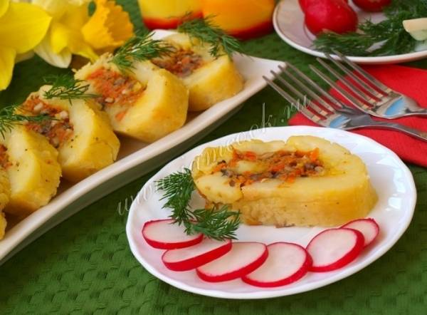 Картофельные рулетики с курицей и грибами