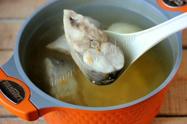 Рыбный суп с пшеном и картошкой: простой рецепт - Лайфхакер