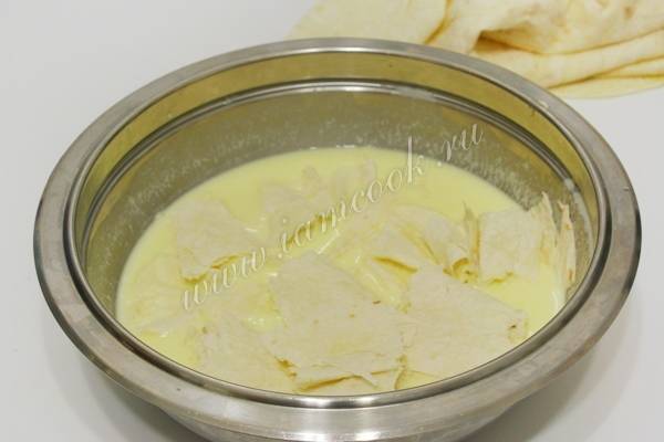 Пирог из лаваша с сыром и творогом на кефире в мультиварке