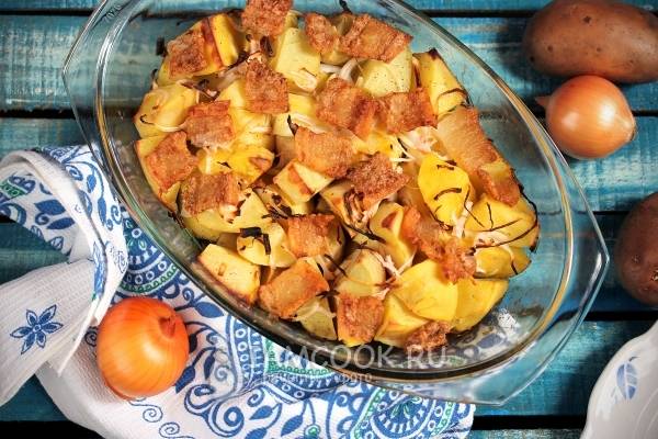 Картофель, запечённый с салом, луком и чесноком