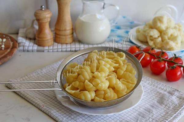 Запеканка с макаронами, сыром и капустой