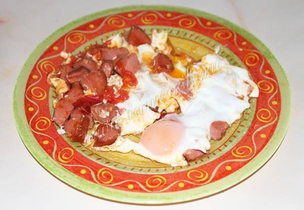 Простая яичница с колбасой и помидорами – самый вкусный завтрак на сковороде