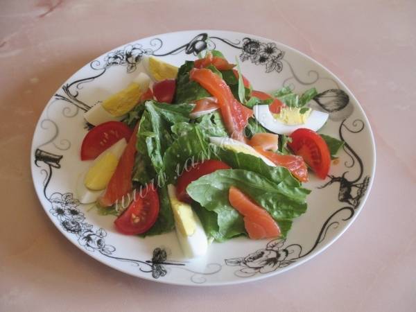 Вариант 1: Классический салат «Цезарь» с рыбой (семгой)