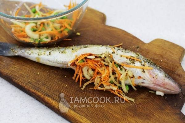 Рецепт рыбы фаршированной зеленью и запеченной в духовке: