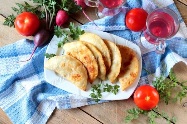 Чебуреки с мясом и с грибами и сыром