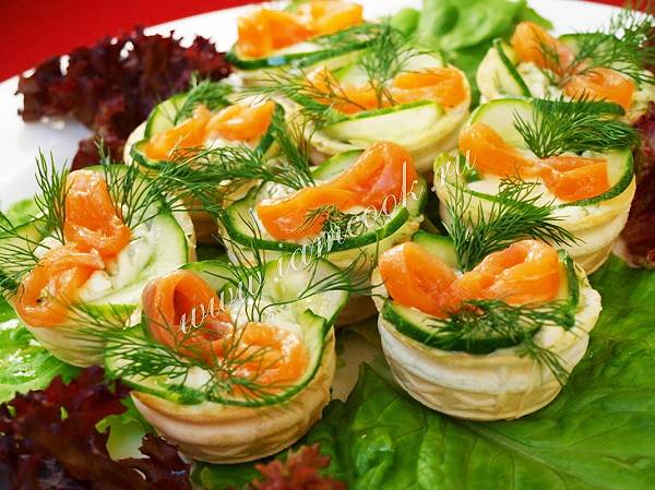 Салат из красной рыбы, огурца и сыра в тарталетках — рецепт с фото