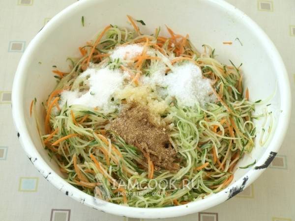 Салат из переросших огурцов по-корейски