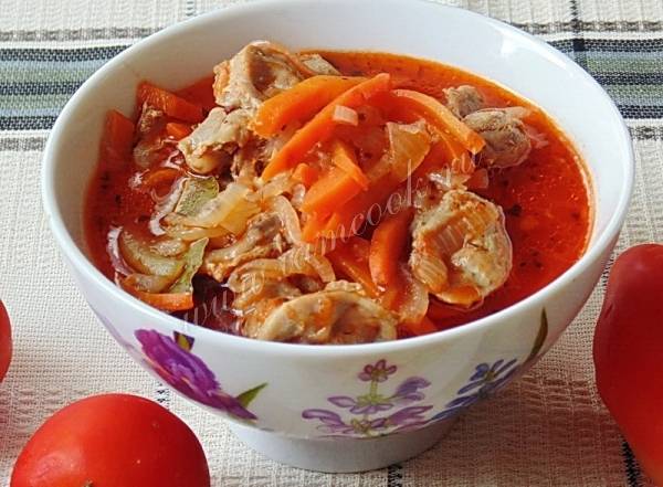Куриные сердечки и желудки в сливочно-томатном соусе