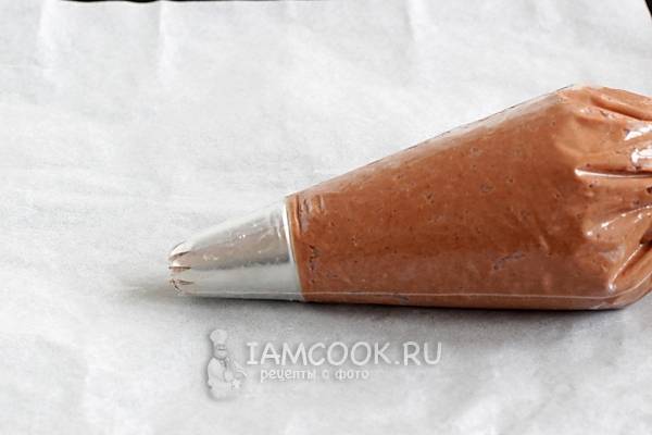 Положить тесто в кондитерский мешок