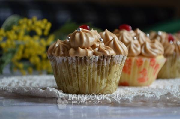 Капкейки с карамельно-сливочным кремом и орехами