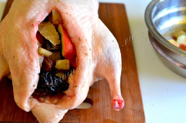 Рецепт: Утка запеченная - С картофелем, яблоками и черносливом.
