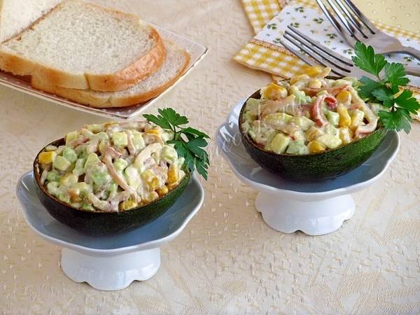 салат с маринованными кальмарами и кукурузой рецепт | Дзен