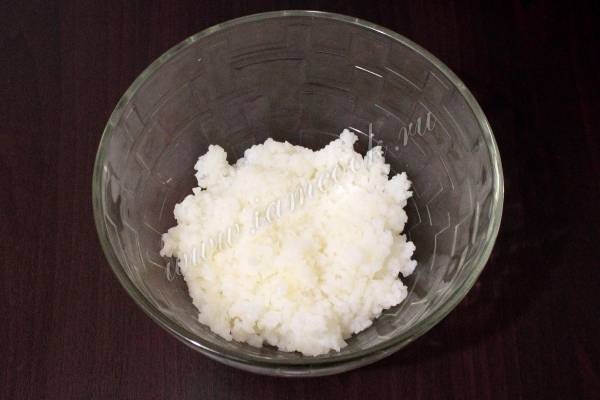 Ежики из фарша с рисом с подливкой молочной на сковороде