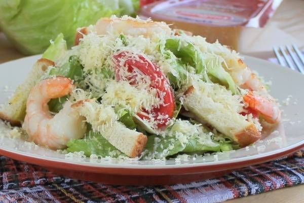 Классический салат Цезарь с креветками