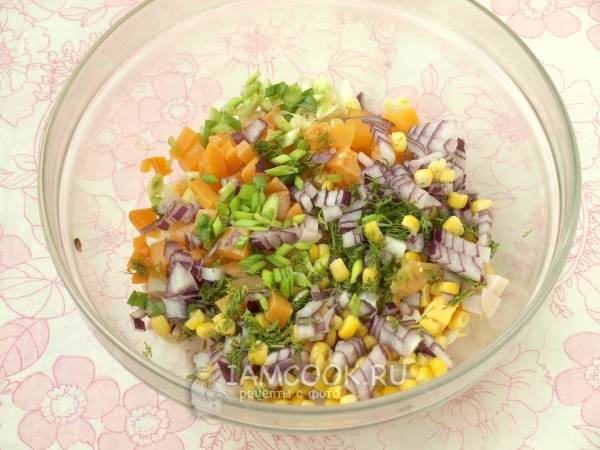Салат с копчёным кальмаром — рецепт с фото пошагово