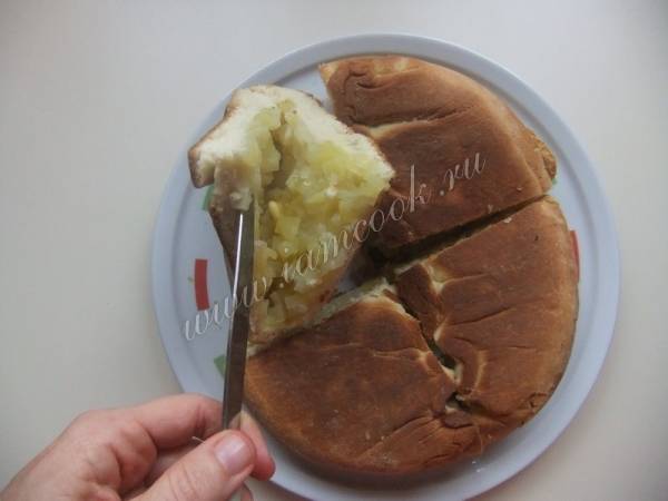 Пирог из слоёного теста с картошкой и луком