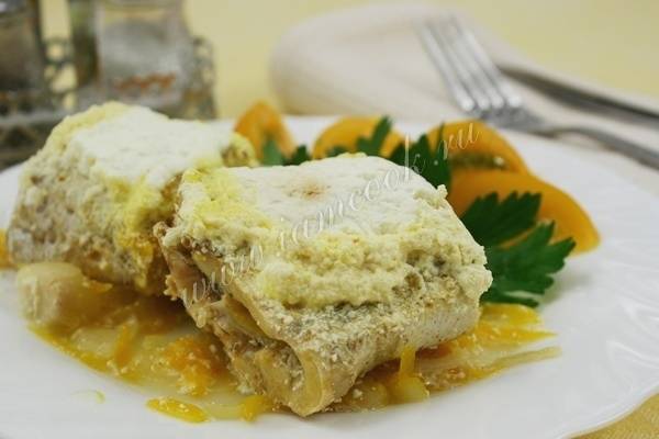Нежный минтай, тушеный в молочном соусе с луком на сковороде: рецепт с пошаговым фото