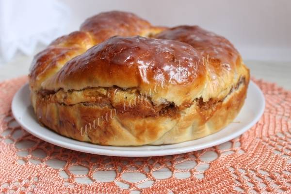 Рулет с варёной сгущёнкой и арахисом. Рецепт приготовления