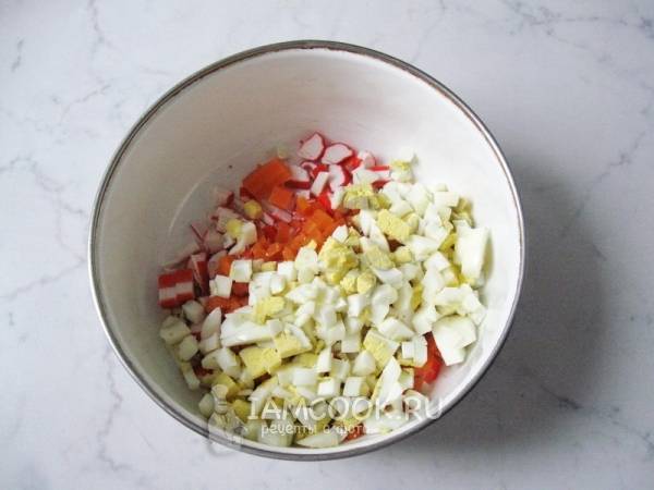 Простой крабовый салат с картофелем