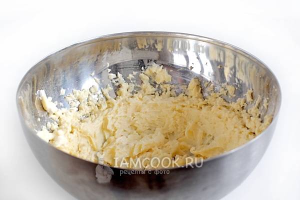 Взбить масло с сахарной пудрой