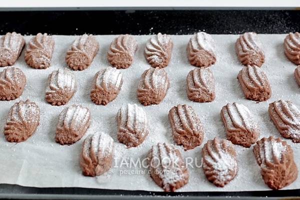 Посыпать сахарной пудрой