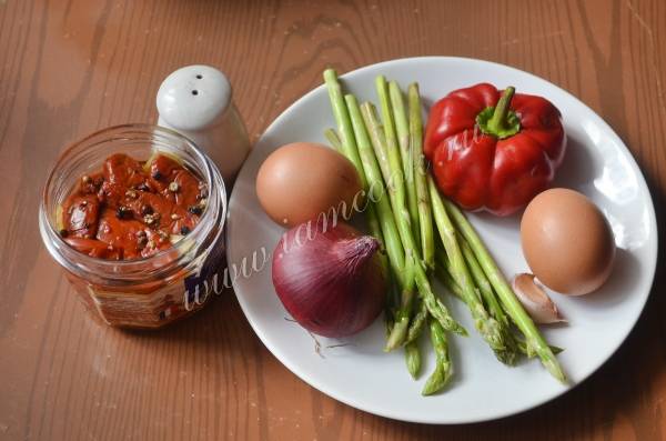 Яичница. Неожиданно вкусный вариант с вялеными помидорами и беконом