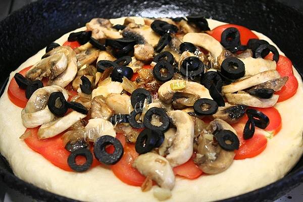 Рецепт постной пиццы с грибами и томатами