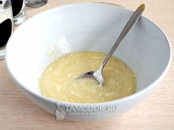 Размешать масло с яйцом и сахаром