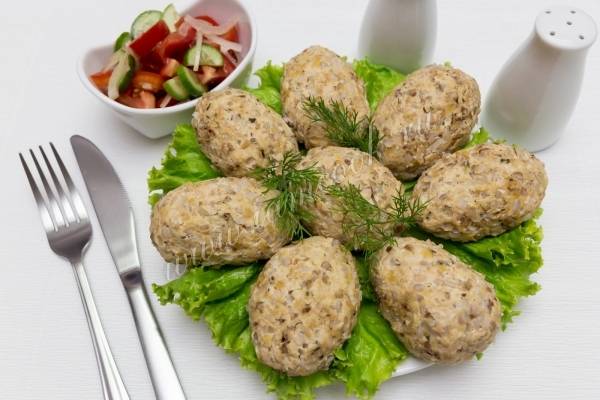 Паровые гречаники в мультиварке с вкусной и ароматной томатной подливой