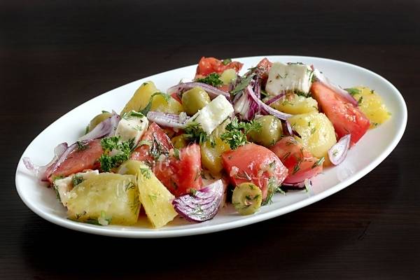 Теплый салат из овощей с молодым картофелем
