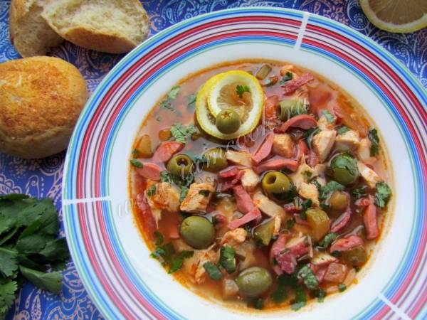 Как приготовить суп-солянку с колбасой, лимоном и оливками