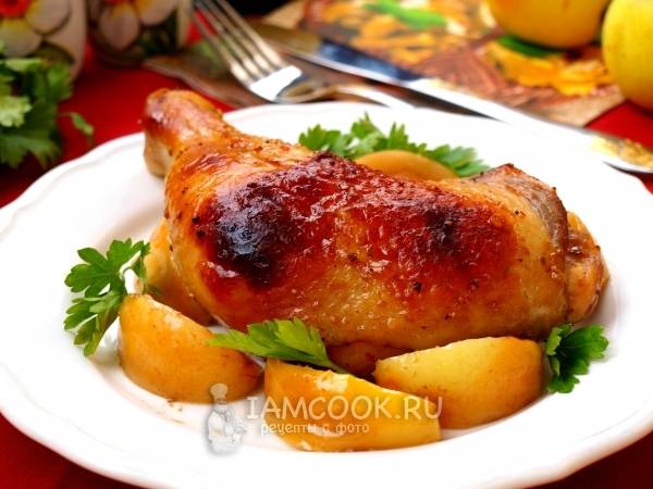 Запеченная курица с яблоками и брусничным соусом