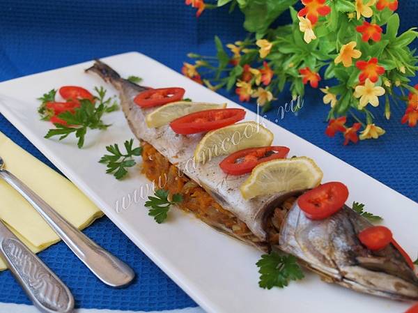 Скумбрия, запеченная с луком и морковью в духовке | Рецепт | Национальная еда, Еда, Кулинария