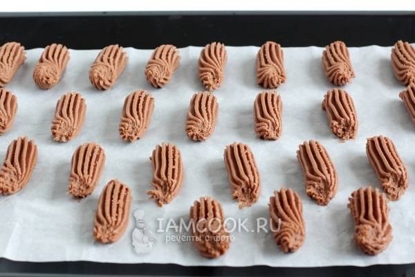 Выдавить на противень печенье