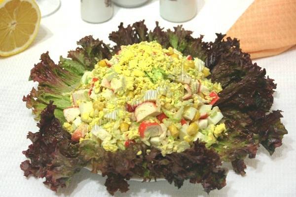 Крабовый салат с кукурузой и пекинской капустой
