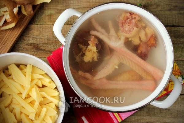 Вкусный суп с куриными потрошками и пшеном