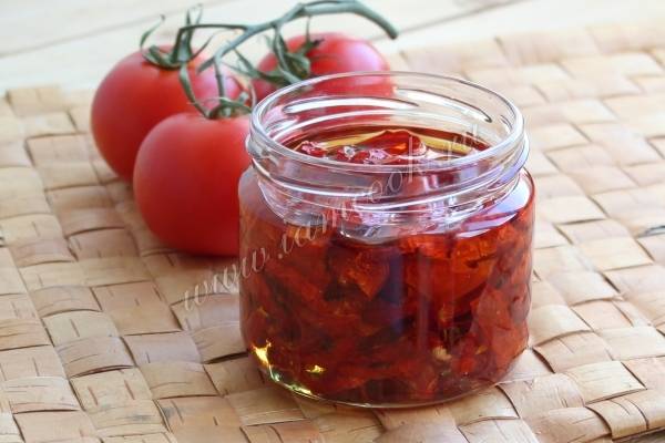 Как приготовить помидоры дольками: с луком, растительным маслом и без стерилизации
