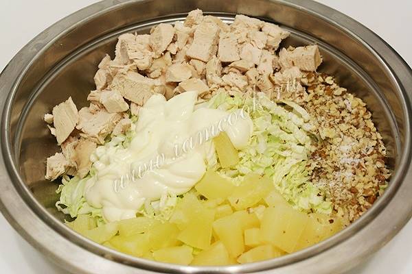 Рецепт: Салата с копченой курицей и ананасами - Из мяса, птицы - Салаты - Готовить легко!