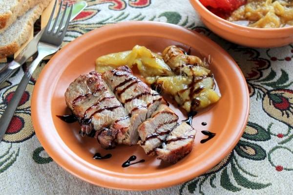 Вкусные и сочные стейки из свинины в духовке — рецепты