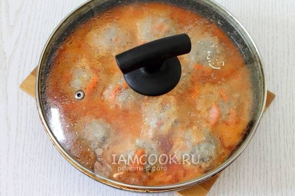 Мясные ежики в сметанном соусе на сковороде