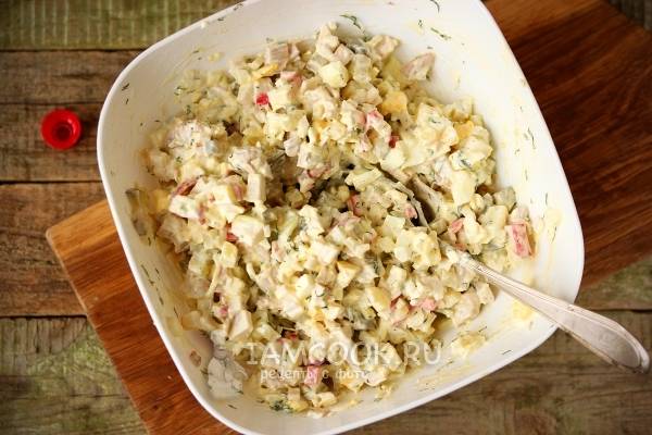 Крабовый салат с курицей и сыром – простой и вкусный рецепт, как приготовить пошагово